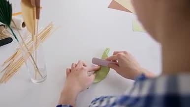 女性正在专注折纸艺术1视频的预览图